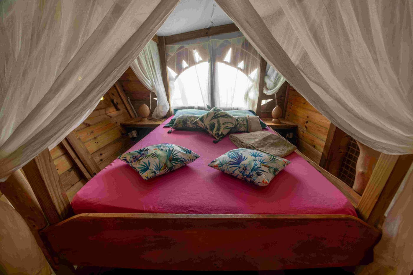 Lit à baldaquin dans la Cabane Pirates