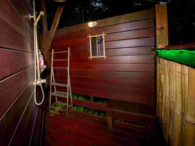Douche extérieure de la Cabane Rhum, en soirée