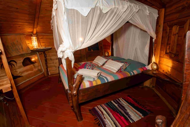 Lit à baldaquin de la Cabane Rhum, décoration artisanale