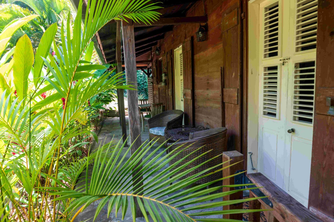 Véranda en bois de la maison coloniale de l'Habitation Getz